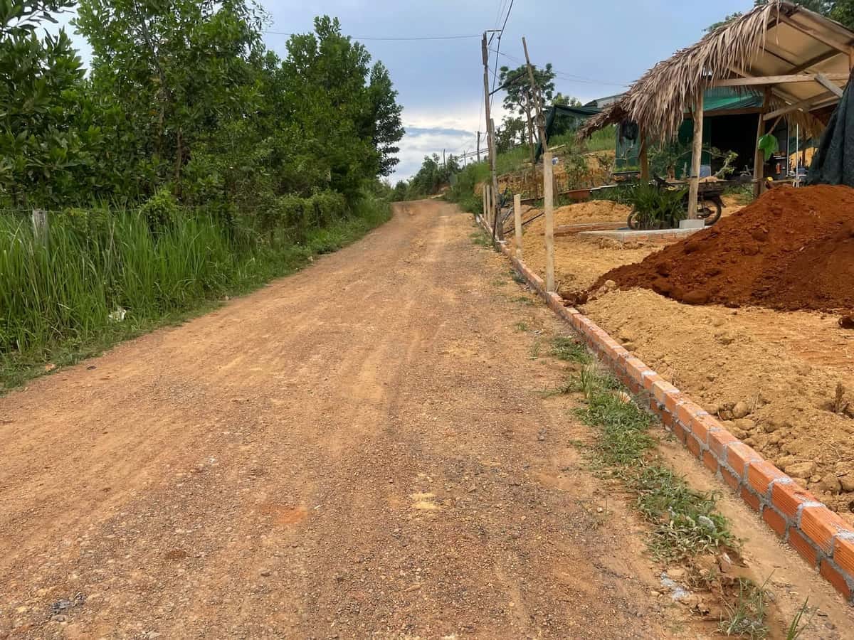 Khuôn viên đất rẫy có chòi canh — tham chiếu nhà rẫy tiền chế kết hợp sân phơi